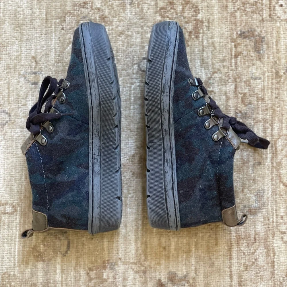 OTBT Green Lake size 7 in Blue Camo. NWOT - Picture 12 of 15